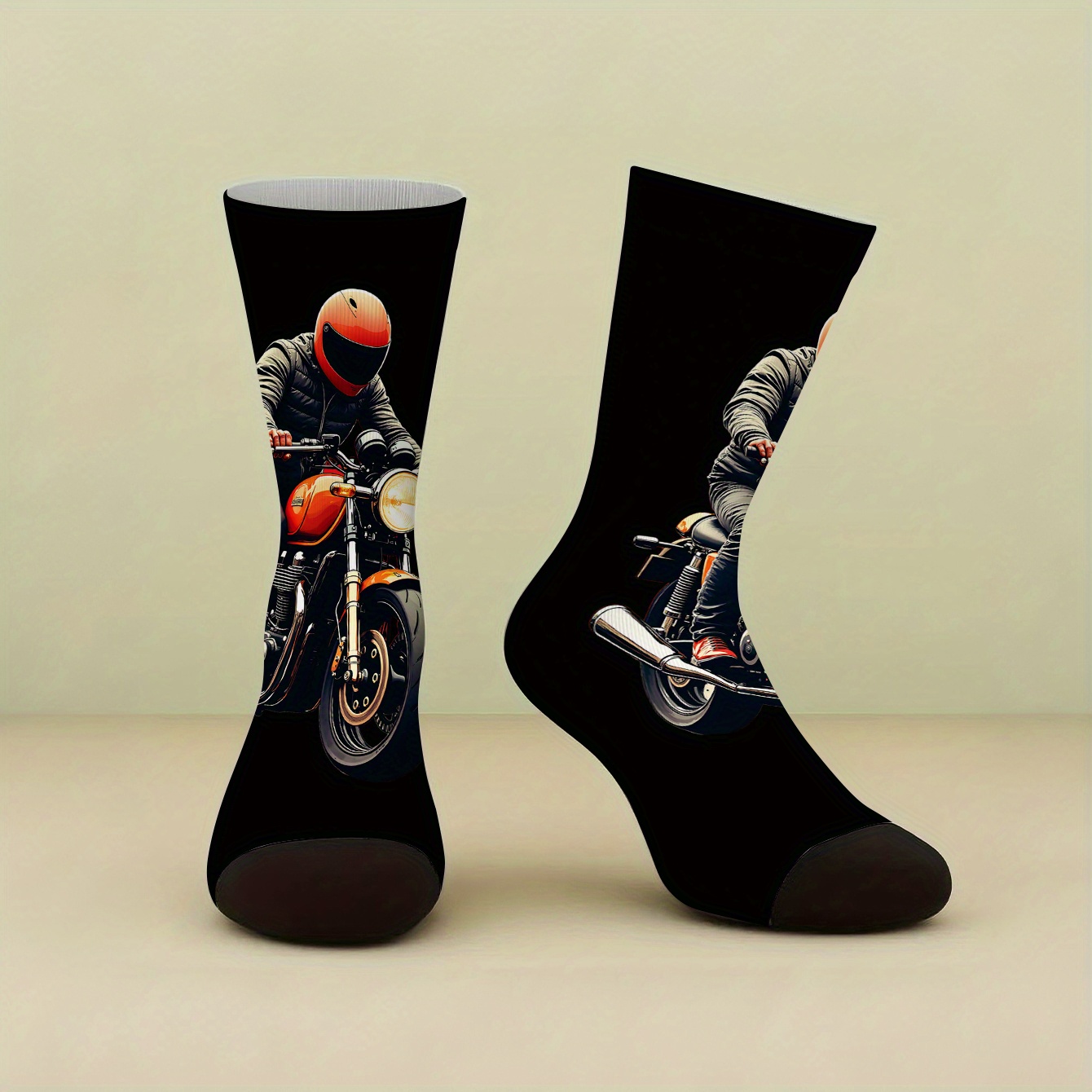 E-shop 1 Paar bedruckte Wadenhohe Socken mit einem Fahrer auf einem orangefarbenen Motorrad, hochwertige Damensocken, neue bequeme Herrenmodesocken für