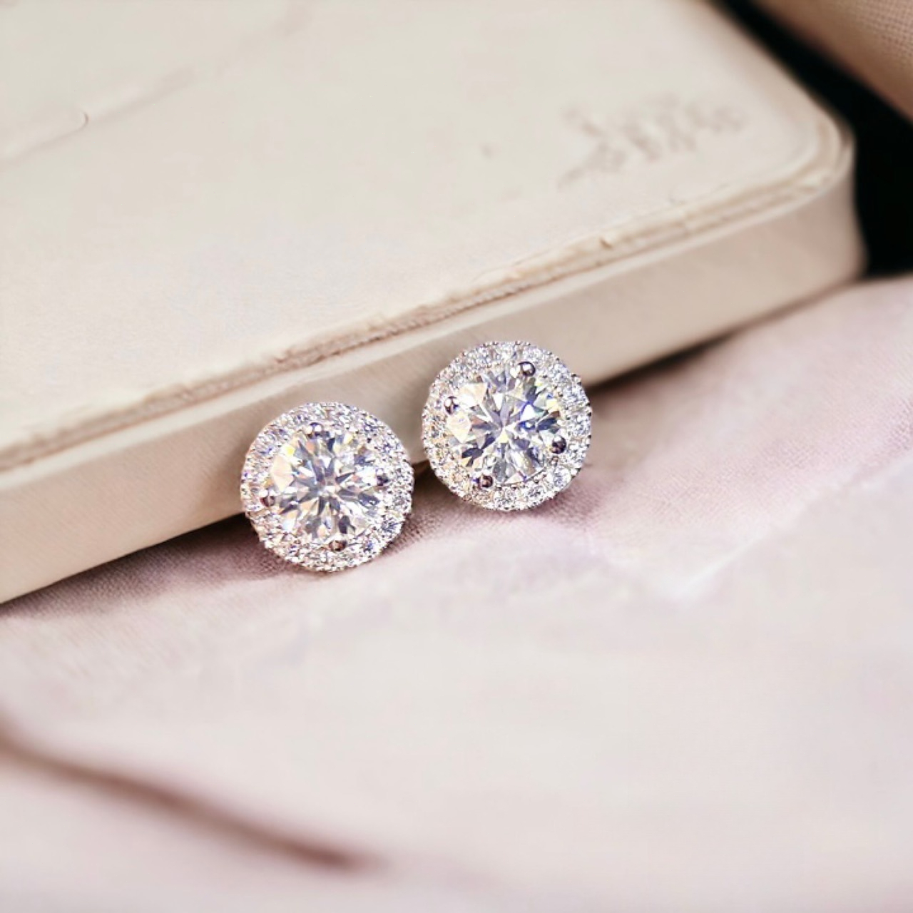 Women's Chic Round Cut White Moissanite Stud Earrings, Festive Gift