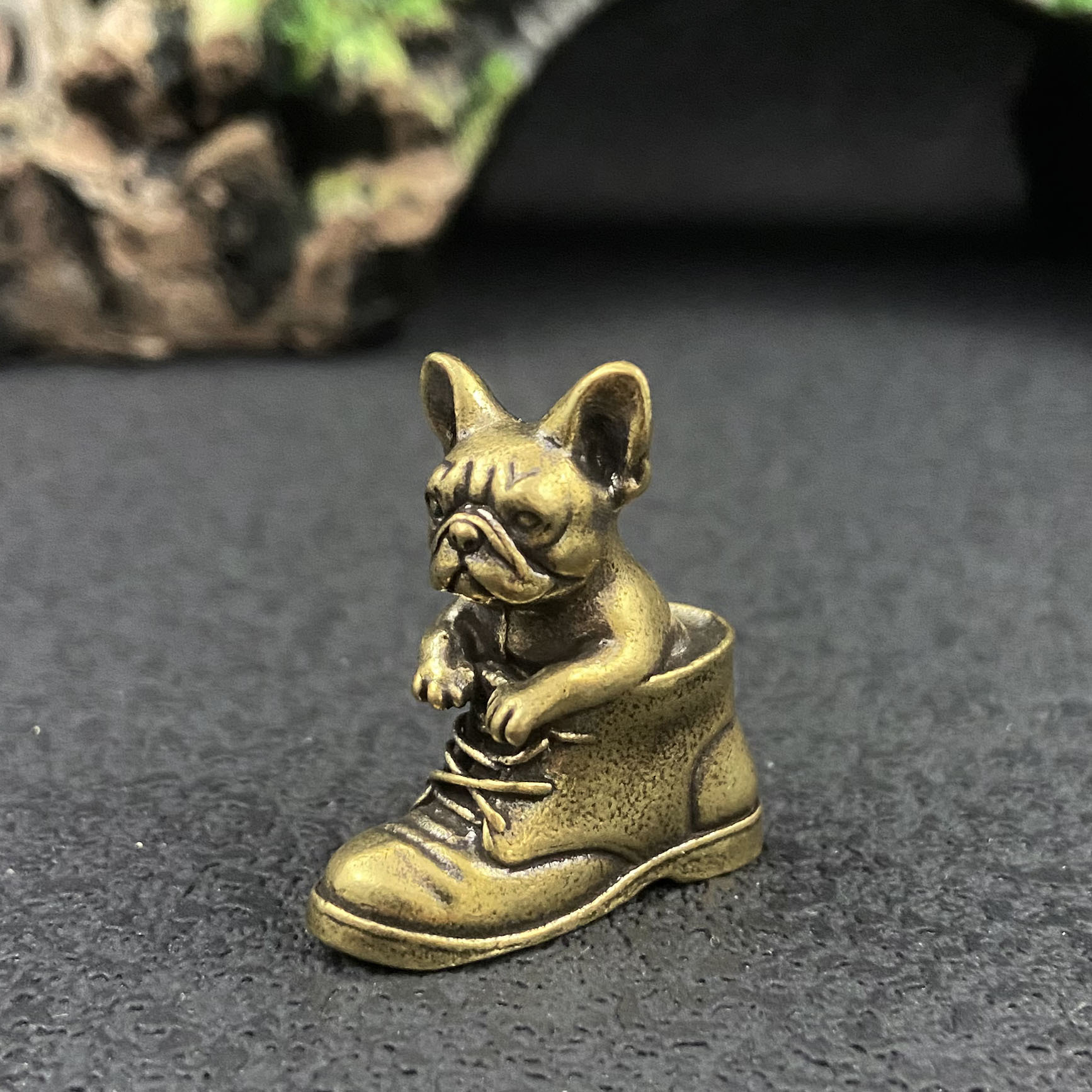 E-shop Sammelfiguren, Massive Messingfigur Pekingeser-Hundes mit Schuhen, für Zuhause oder Büro, ideal als Geschenk für Freunde, erhältlich im