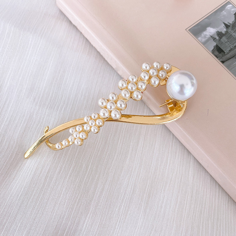 Small Pearl hair clip