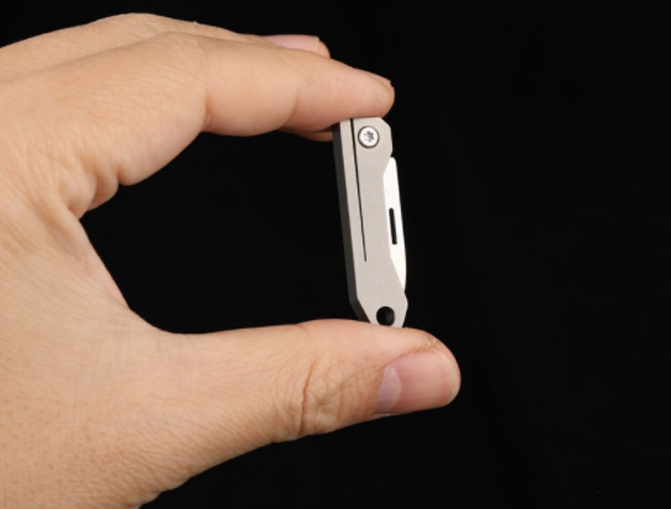 KeyUnity KK06 Mini couteau de poche EDC, petit couteau pliant en titane  avec trou de porte-clés intégré pour un transport quotidien : :  Sports et Loisirs
