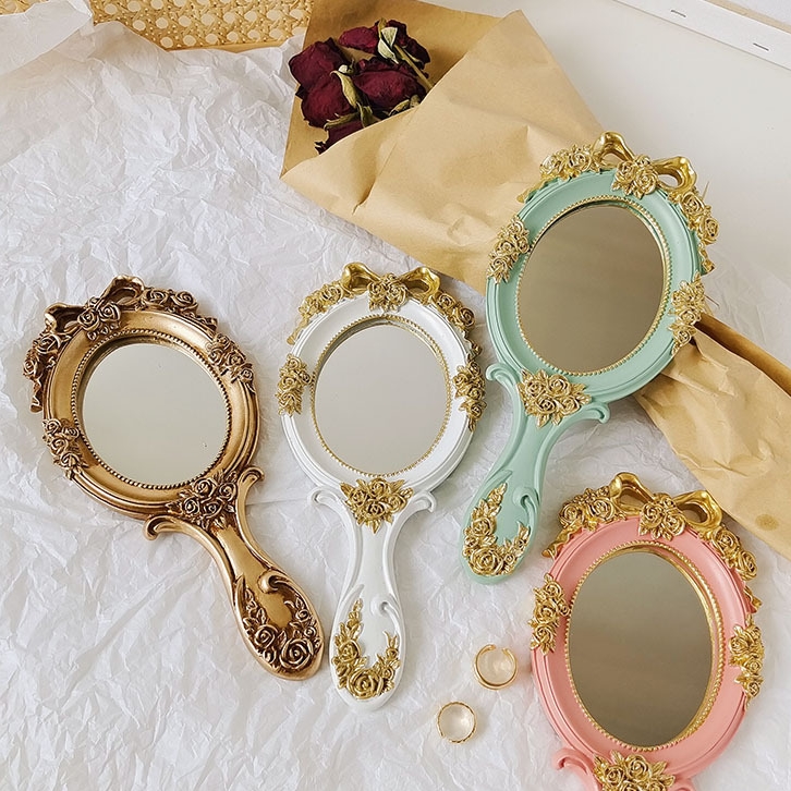  AAOCLO Espejo pequeño, 2 piezas de espejo de mano vintage en  relieve, espejo de maquillaje antiguo, espejo portátil de maquillaje  personal de viaje, espejo compacto de princesa linda con mango para