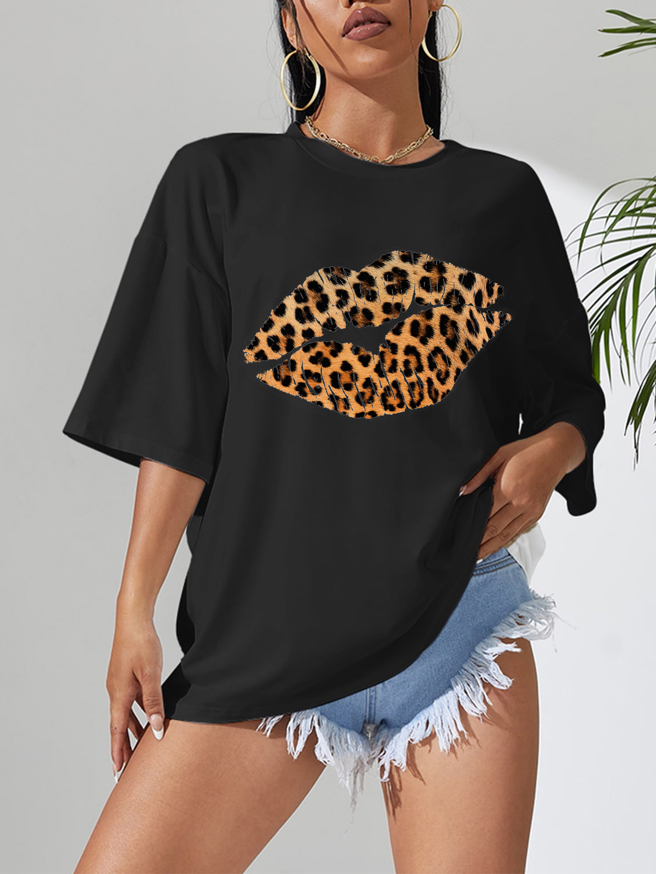 Plus Size Casual T-shirt, Women's Plus Leopard Lip Print Short