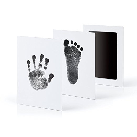 Huellas de bebé recién nacido de tinta negra: fotografía de stock