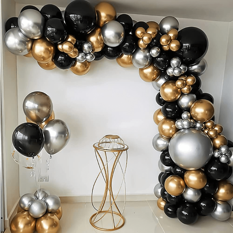 Kit de guirnalda de globos negros y dorados: 126 globos negros y dorados  para decoración de fiesta con 4 tamaños diferentes de globos de látex  negros