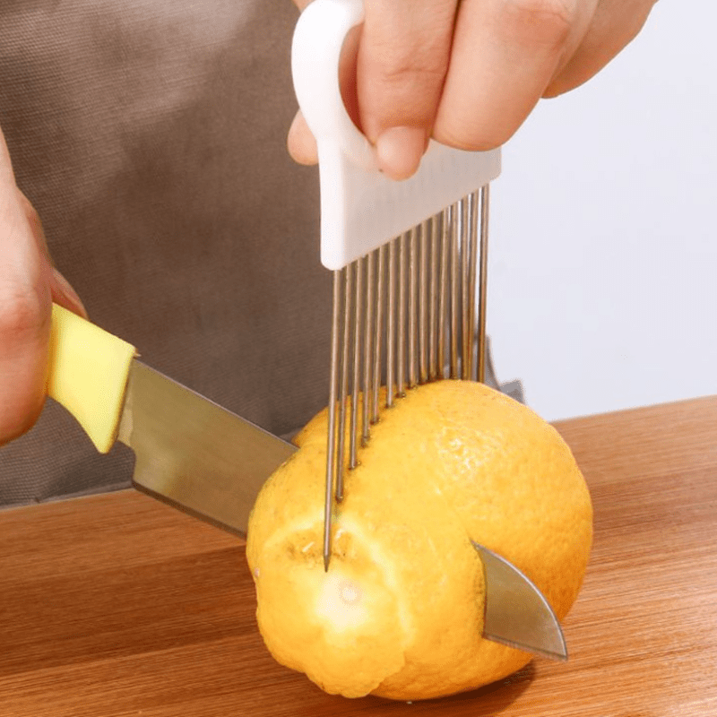 Cortar en rodajas una cebolla con un cortador de cebolla