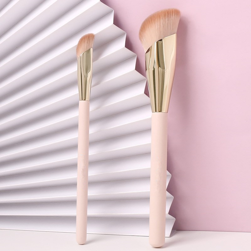 

1pc Angled Concealer Brush For Under Eye, Nose Contour, Bronzer, Liquid Foundation, Cream, And Powder - Perfect For Blending, Buffing, And Stippling