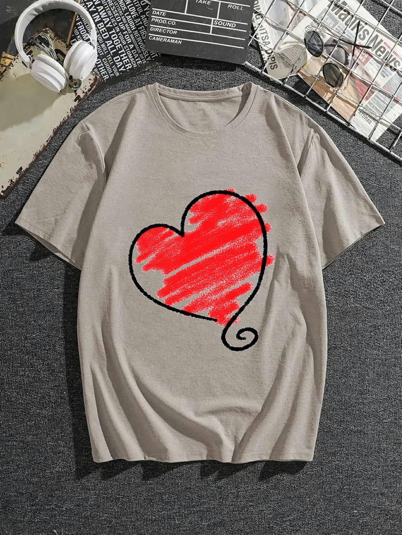 Camiseta de manga corta con estampado gráfico de corazón rojo para hombres  de talla * suelta y casual, cuello redondo, para chicos altos y *