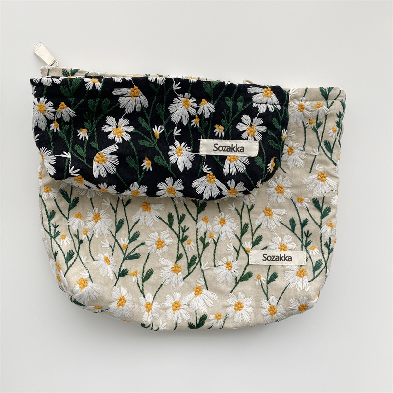 Ladies make-up bag small bag embroidered daisies flowers Korea travel wash  bag canvas beauty make-up box storage box pencil box