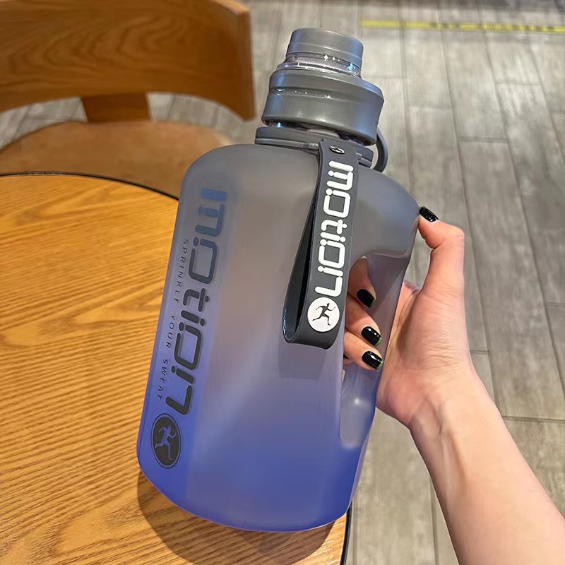  Botellas de agua 2L Color degradado Botella de agua deportiva  para viajes al aire libre, botella de agua esmerilada de plástico de gran  capacidad con pajita (capacidad: 67.6 fl oz, color