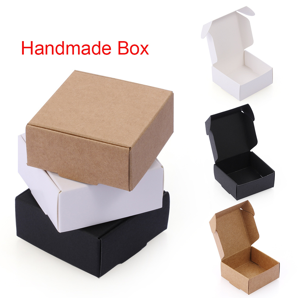 Caja de regalo de cartón marrón abierta con papel triturado