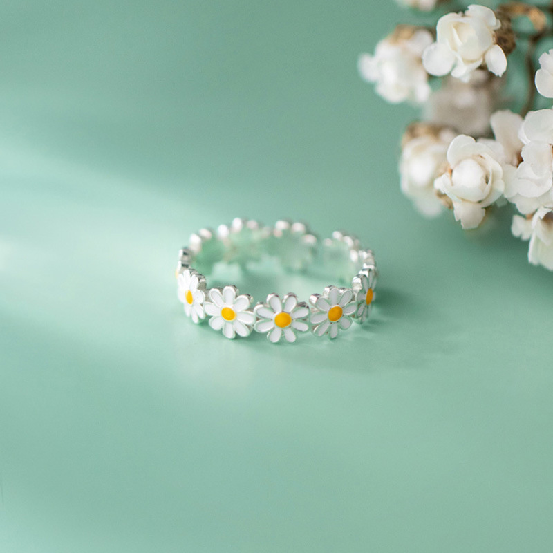 Gorgeous White Daisy Ring - A Delicate Flower Epoxy Jewelry Piece