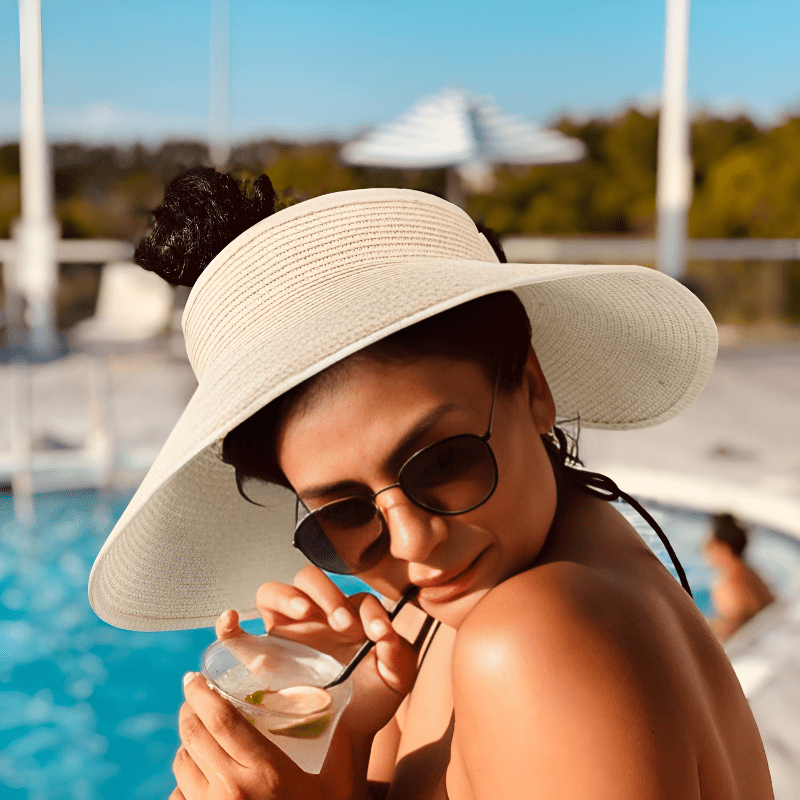 Femme Avec Des Lunettes De Soleil Et Un Chapeau Dans La Piscine