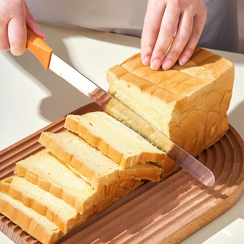 Soporte de madera para cortar de pan de molde de un grosor perfecto.