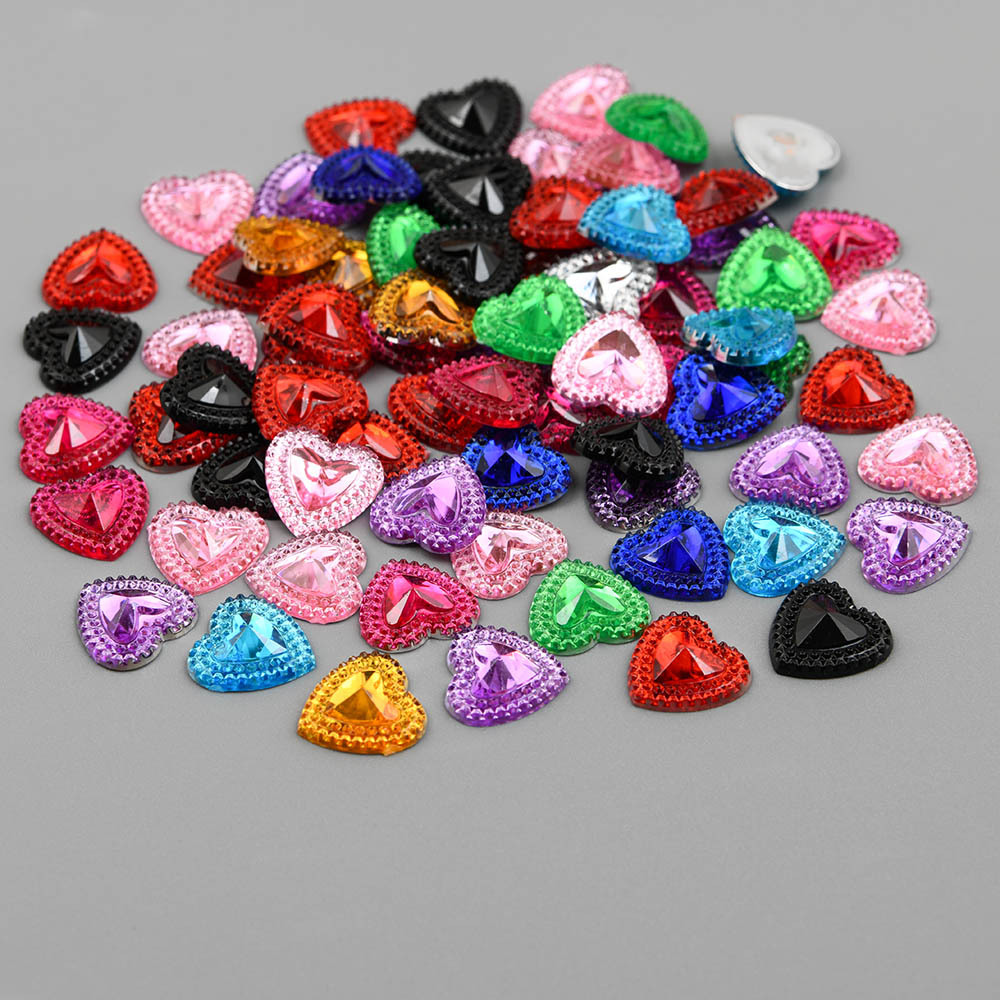 

Lot de 100 strass en acrylique en forme de cœur de 1,2 cm pour la création de bijoux, la décoration de mariage et les accessoires de bricolage. Pas de trou pour les boucles d'oreilles.