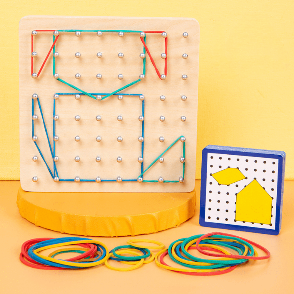 

Geoboard en bois - Jouets Montessori pour enfants et tout-petits de 3 4 5 ans, jouet éducatif avec 24 cartes à motifs et 40 élastiques pour créer des figures, casse-tête STEM Toy Geo Board