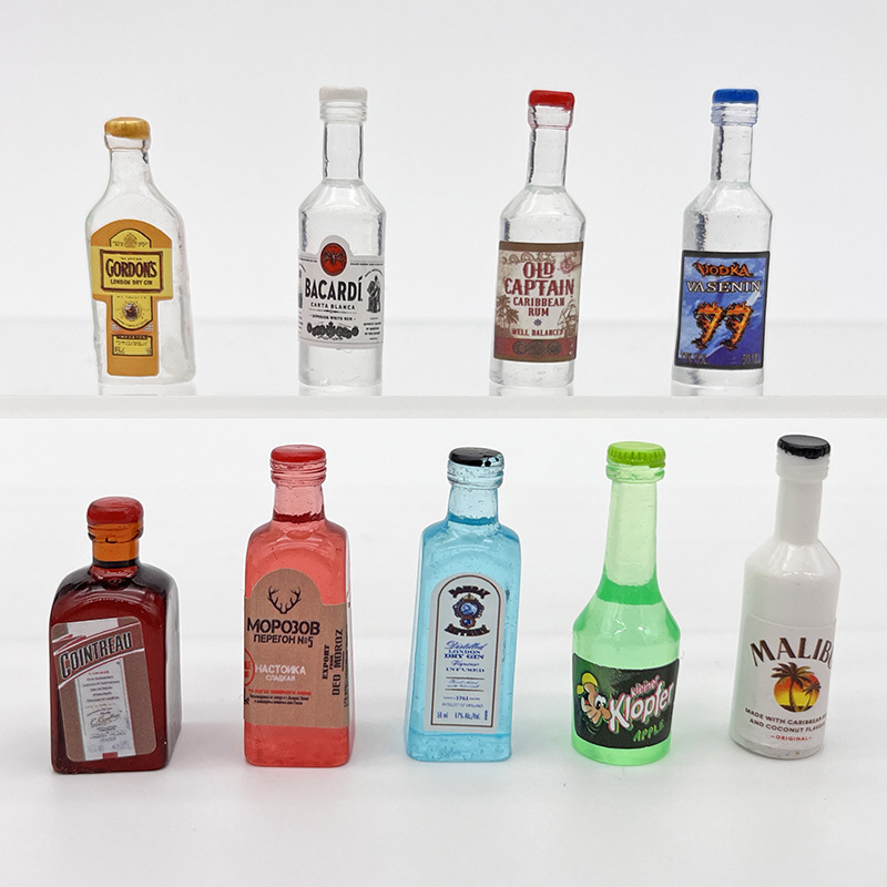 Qué marcas de licores en miniatura podemos encontrar en botellas pequeñas  de plástico y cuáles en botellitas de cristal?
