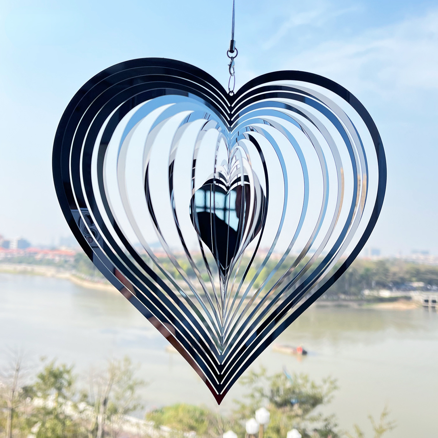 San Valentino cassetta postale con a forma di cuore vento carillon