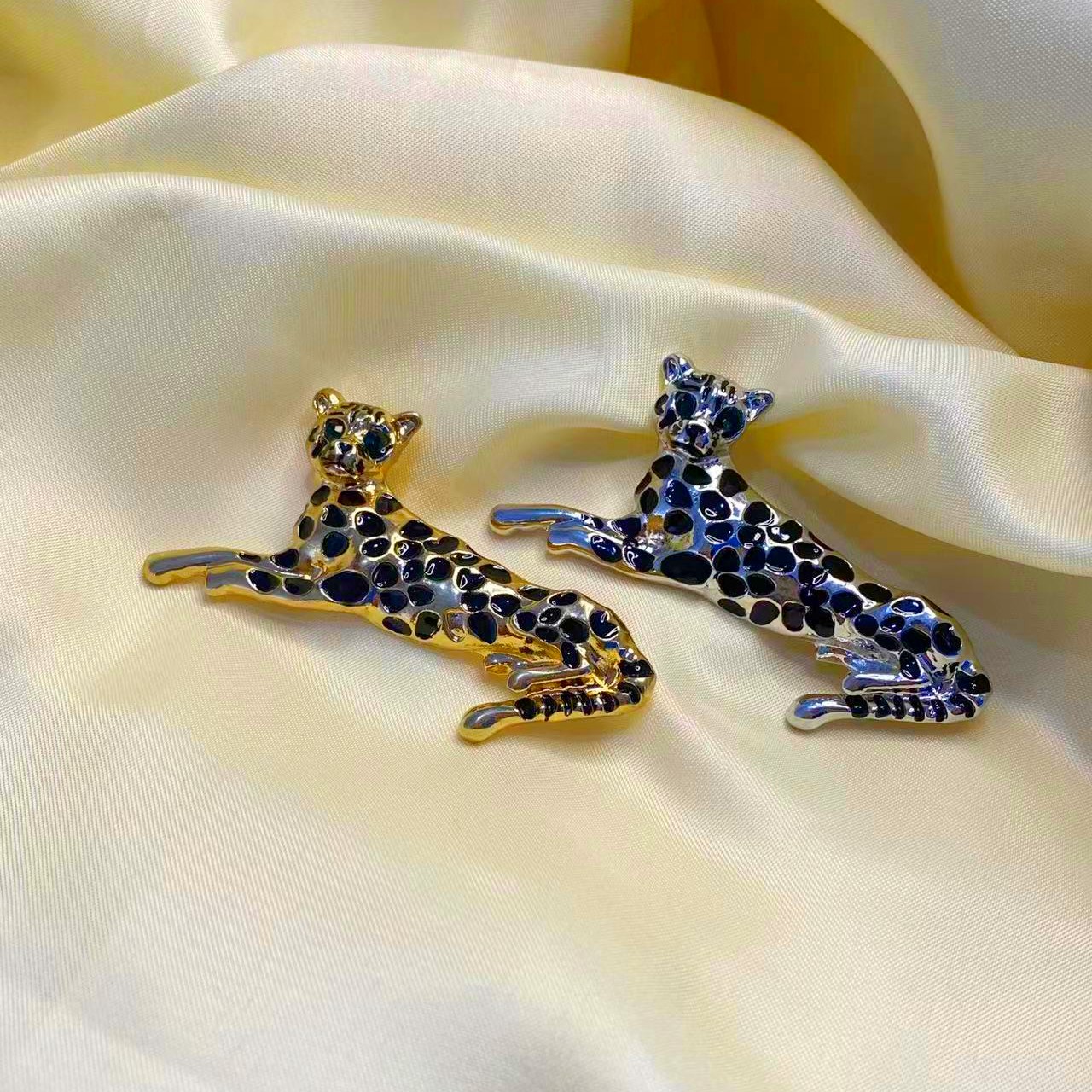 Leopard brooch outlet