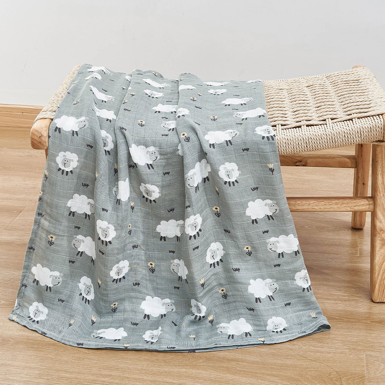 

1 Piece Of Little Lamb Newborn Baby Bamboo Cotton Gauze Swaddle Blanket, Suitable For Use As A Baby Wrap, Bath Towel, And Swaddle Blanket. The Material Is Made Of 70% Bamboo And 30% Cotton.