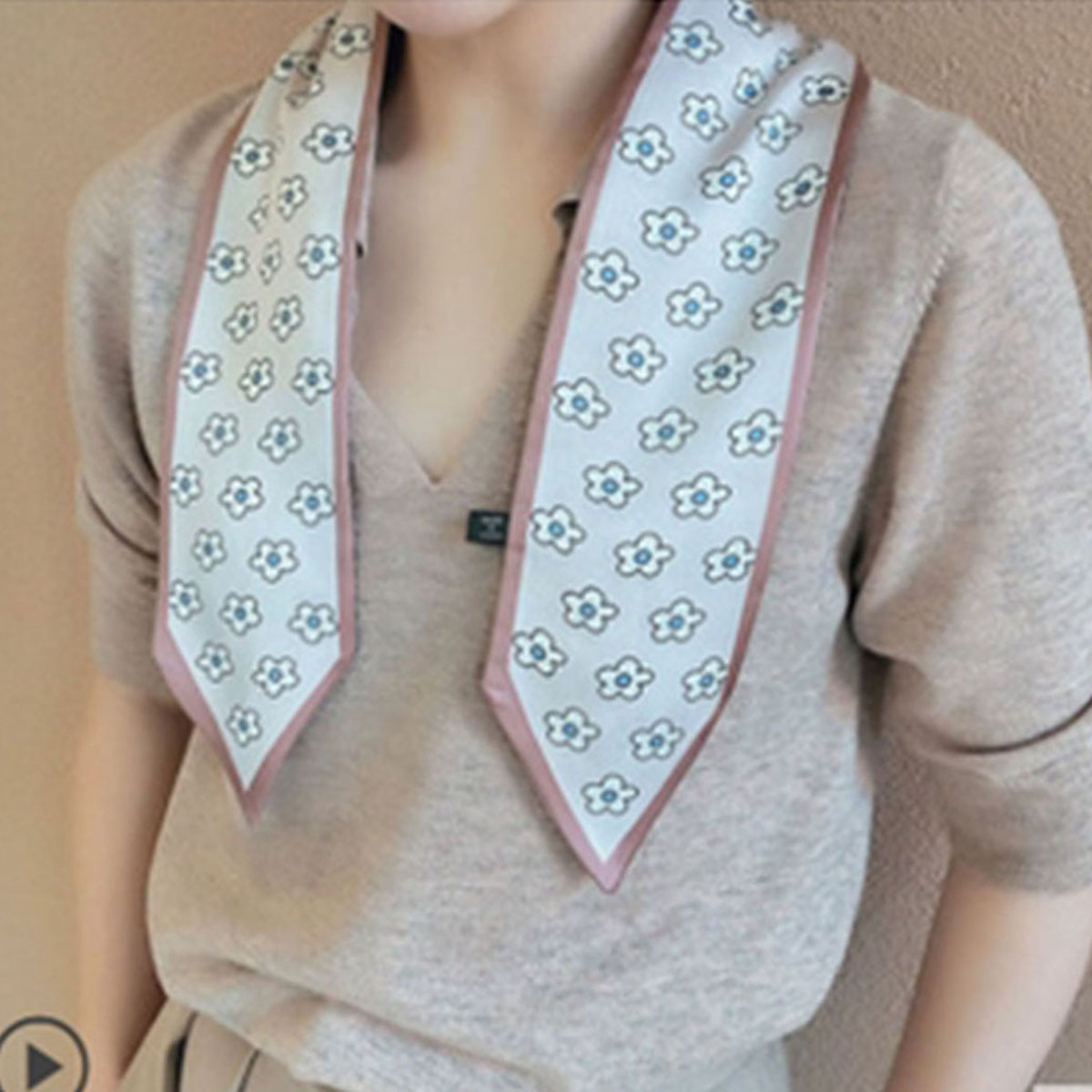 Monogram Scarf Light Grey (2)