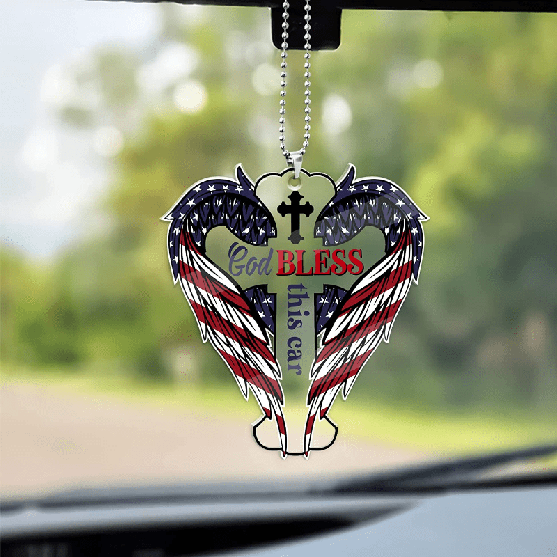 Kette mit christlichem Kreuz hängt als Glücksbringer am Rückspiegel im Auto  Stock-Foto