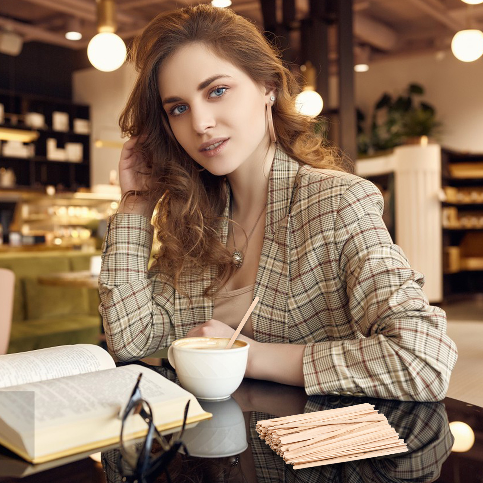 Читаю книги пью кофе. Красивая женщина в кафе. Чтение в кофейне. Женщина пьет кофе. Счастливые люди пьют кофе и читают книги.