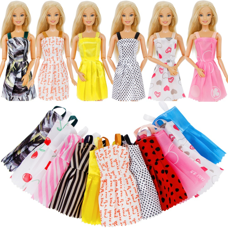 PACOTE ESPECIAL* 10 Roupas Fashion Para Barbie + 20 Pares de