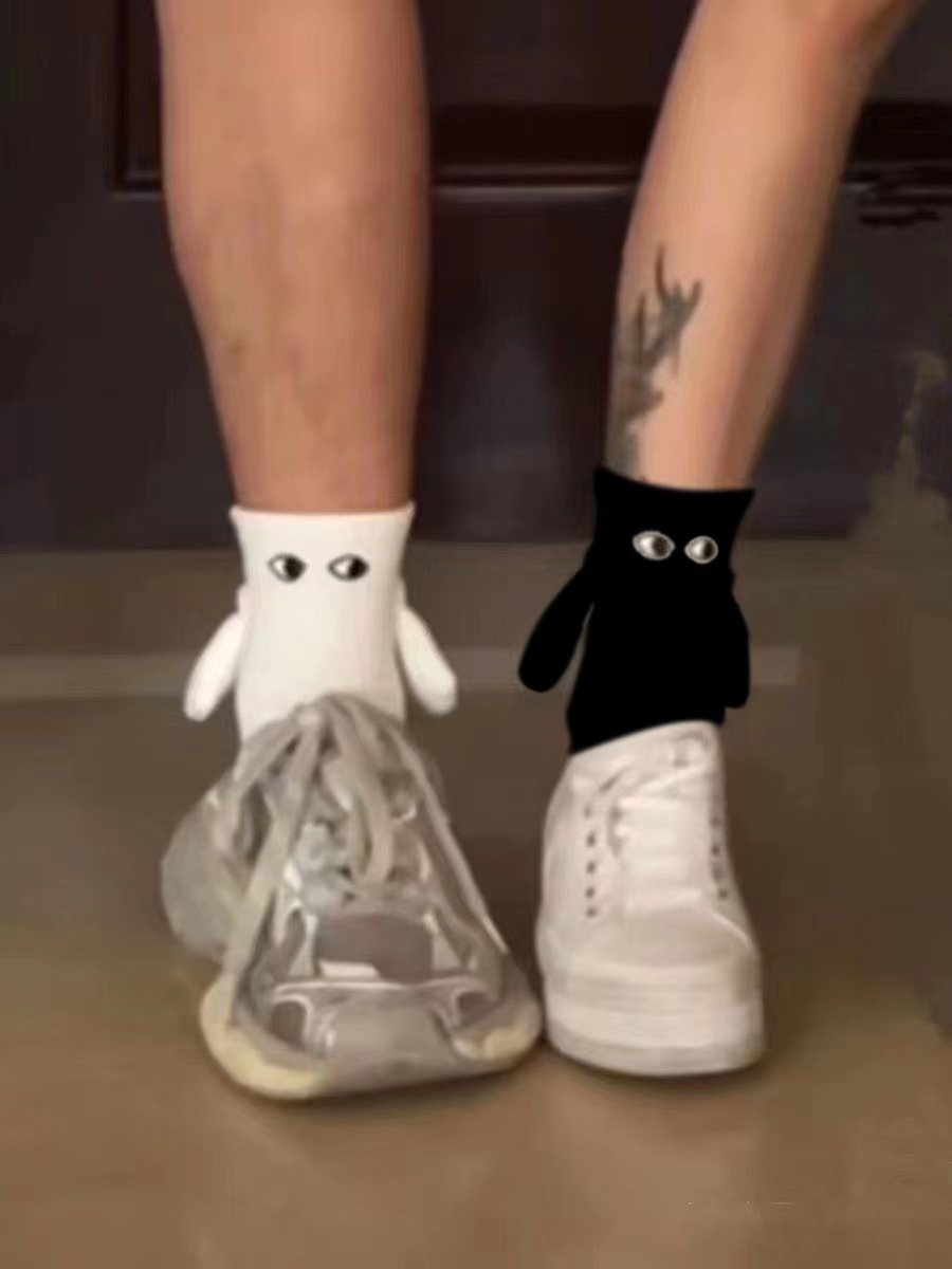 2 paires de chaussettes tenant les mains, chaussettes magnétiques pour  couples, chaussettes à tube moyen, chaussettes fantaisie 3D amusantes