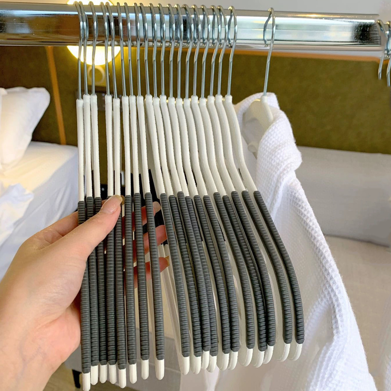 10pcs Plastic Hangers Non Slip Swivel Hook Space Saving Organizer
