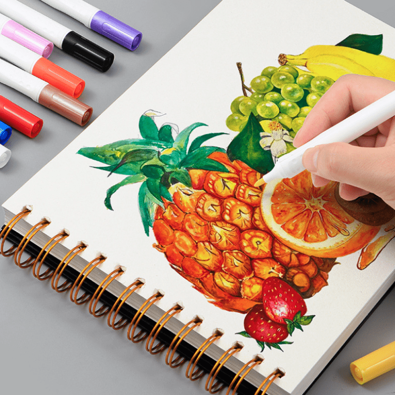 Libreta Para Dibujar Y Cepillo Con La Pintura a Disposición Foto