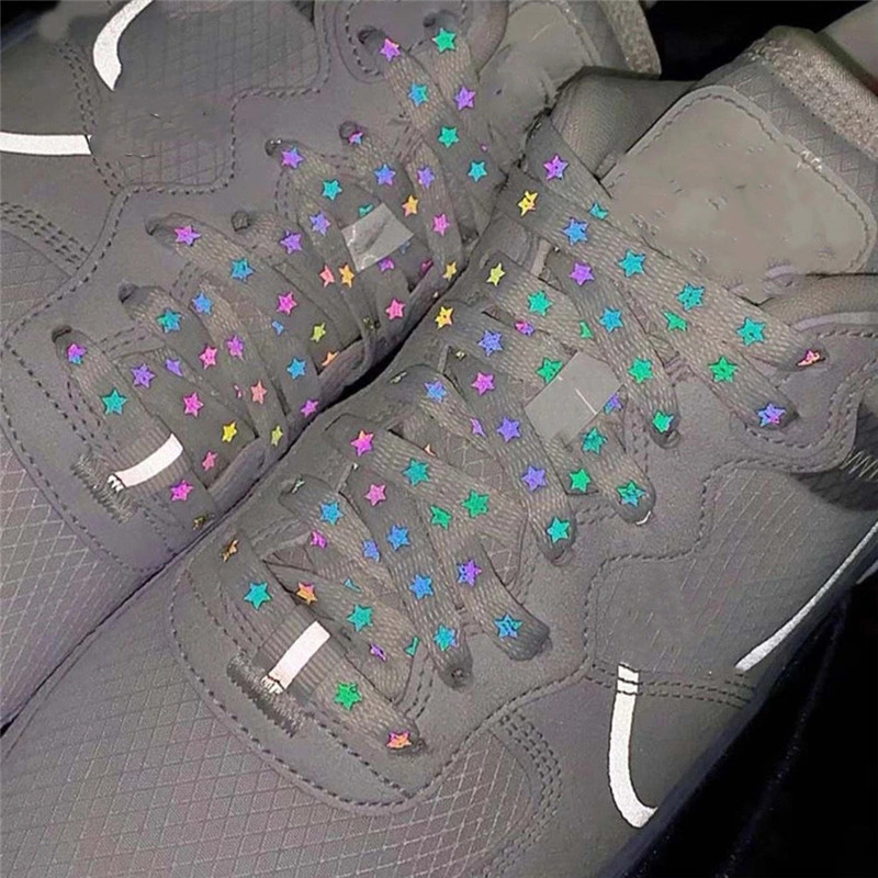 Holographic laces 2025