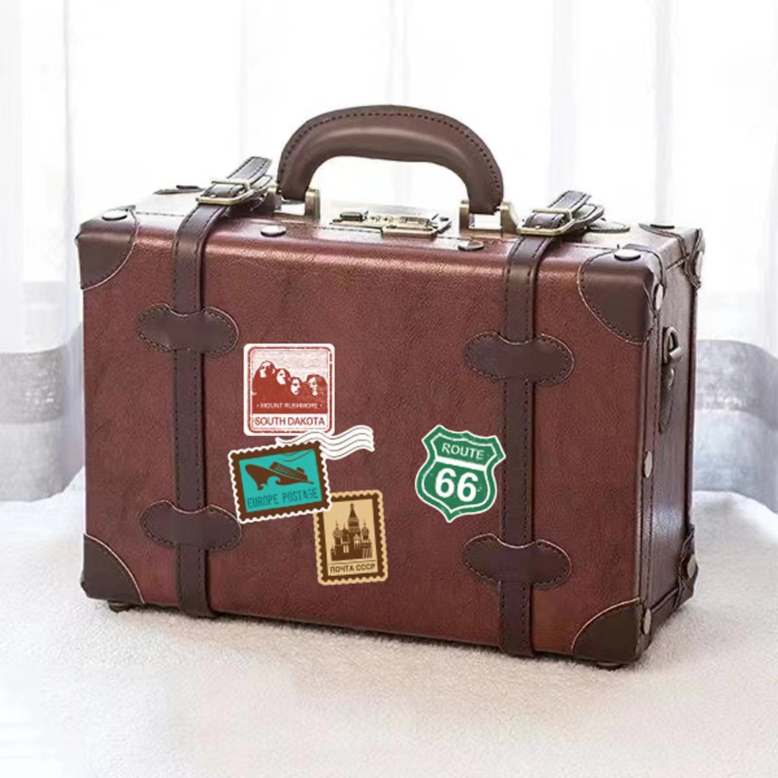 Una maleta vintage de viaje retro con pegatinas