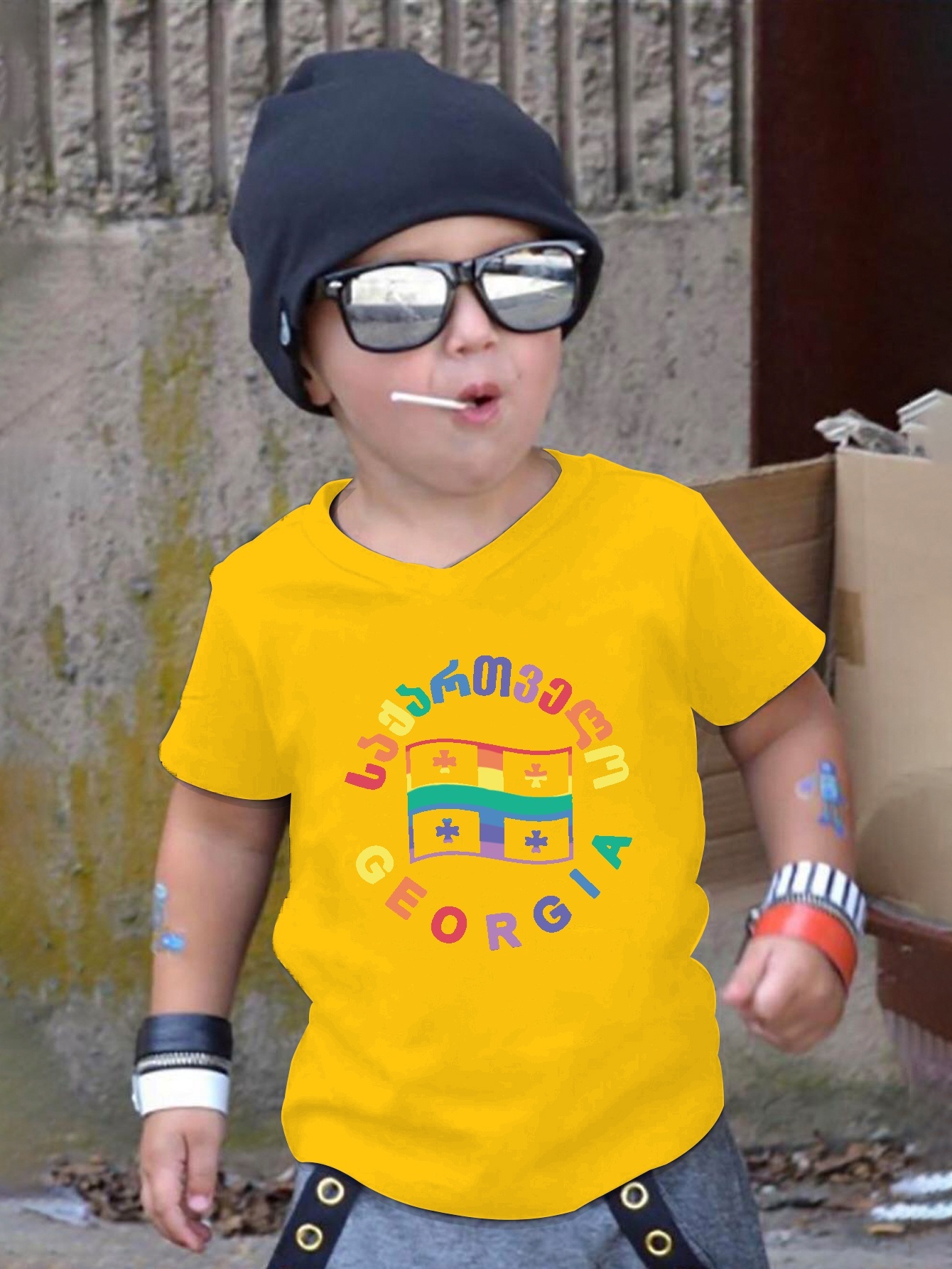 Camiseta amarilla con estampado para niño