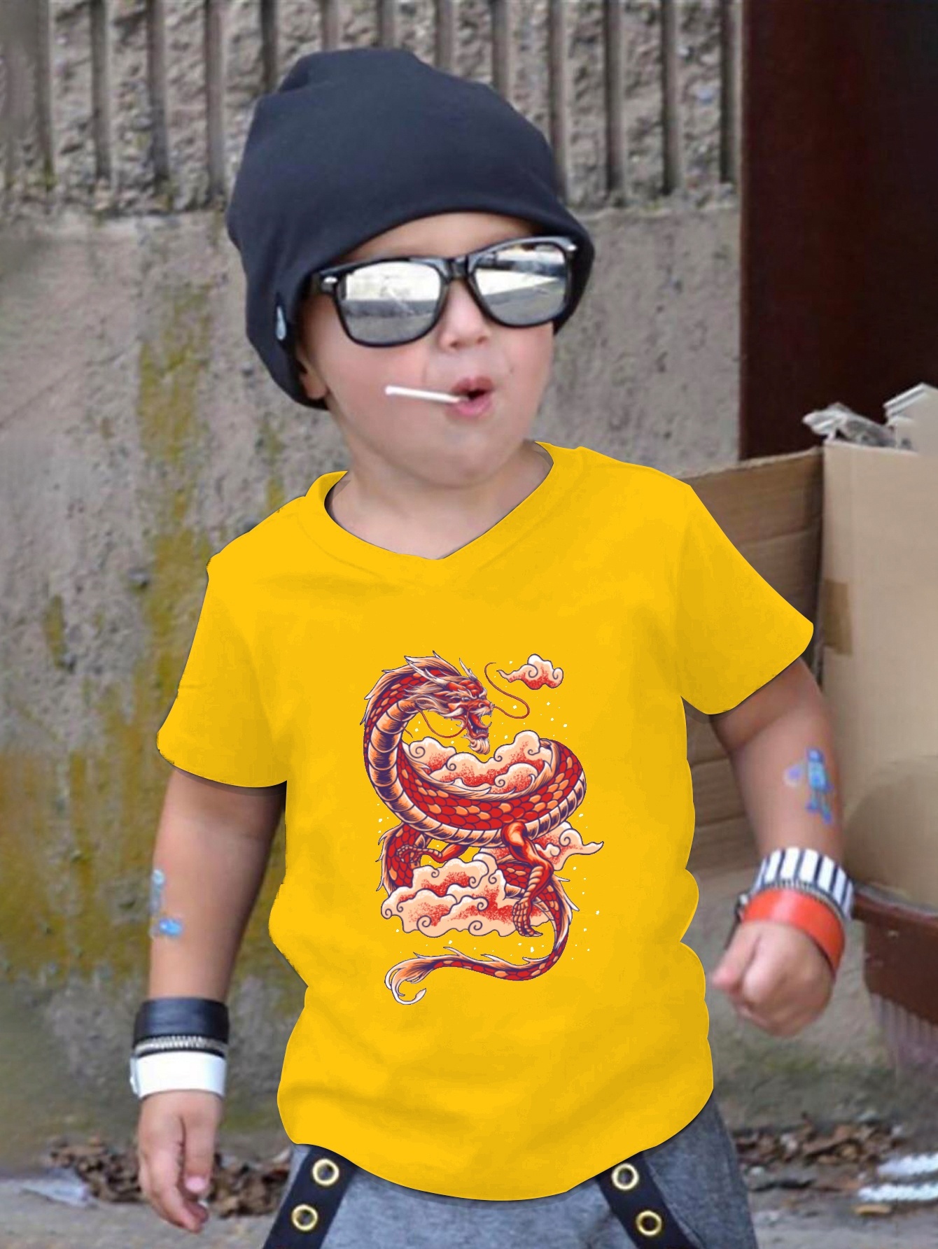 Camiseta amarilla con estampado para niño