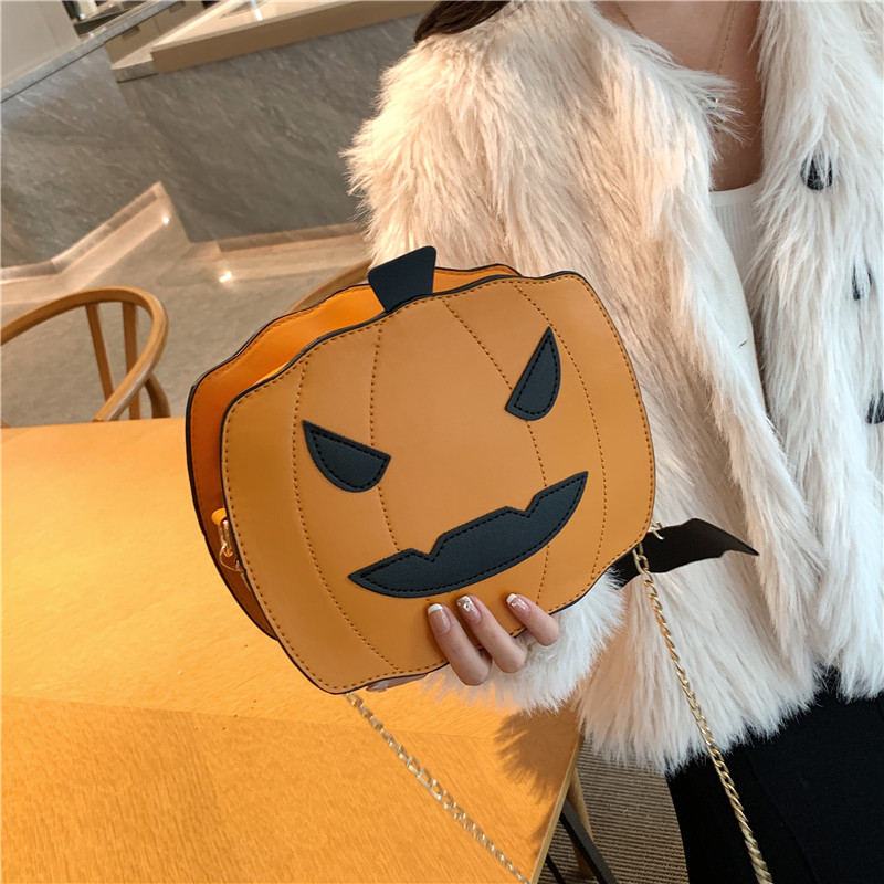 Todos los detalles del bolso viral con calabazas que da la vuelta