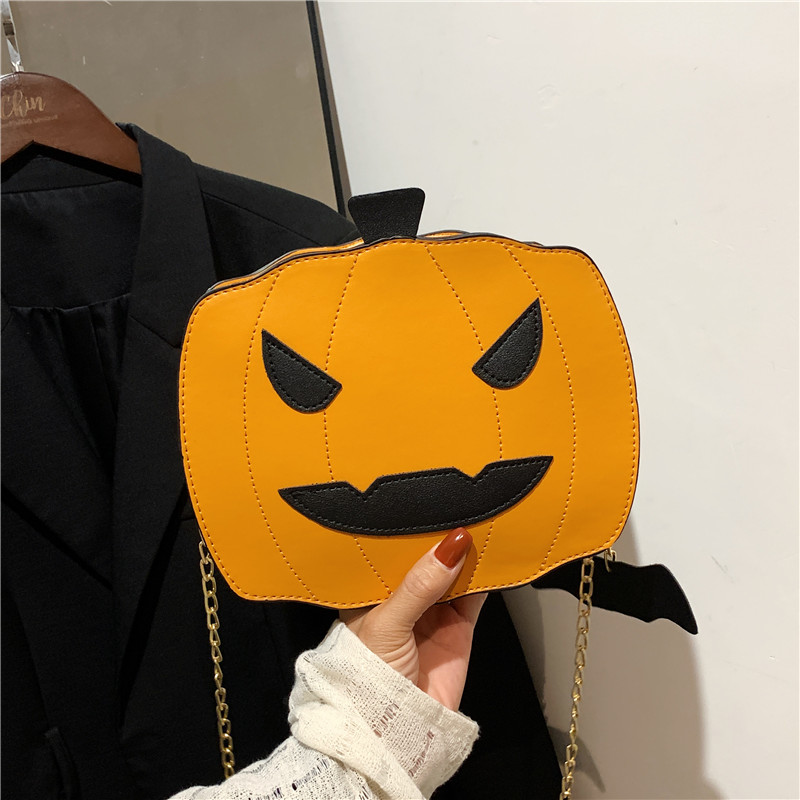 Todos los detalles del bolso viral con calabazas que da la vuelta