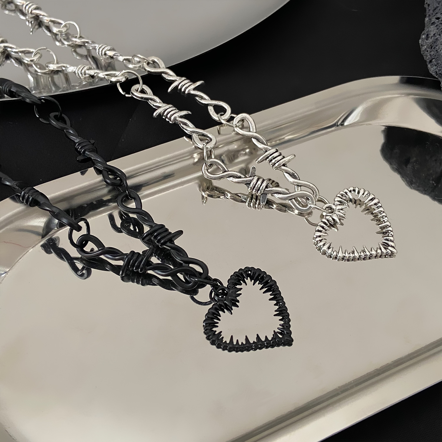 

1pc New Gothic Punk Hip Hop Dark Thorns Love Irregular Heart Shaped Pendant Collarbone Chain Couple Necklace For Men And Women Gifts