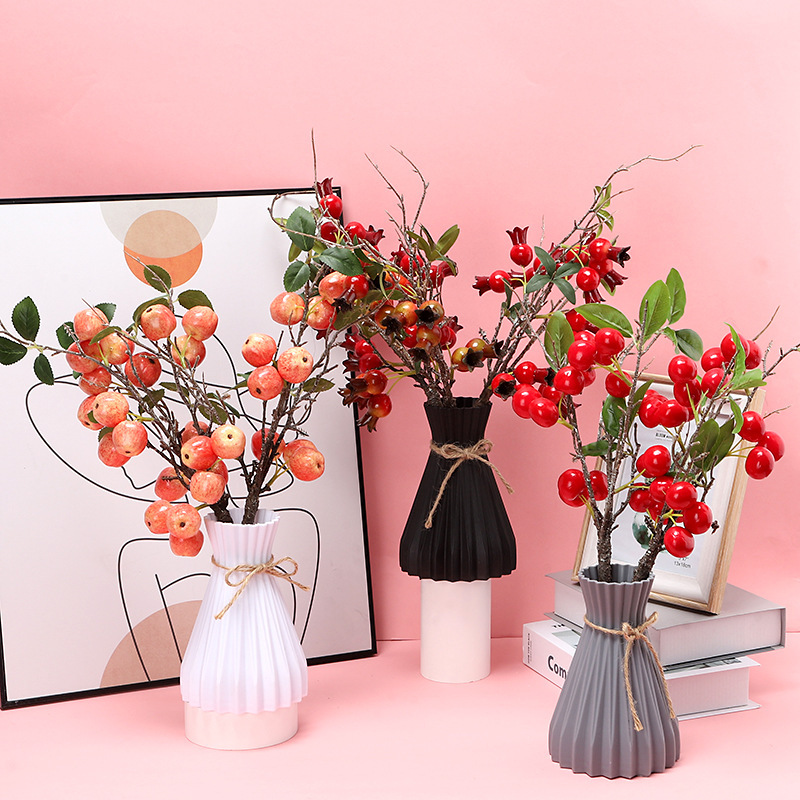 Jarrones y flores decorativas con concepto de decoración interior