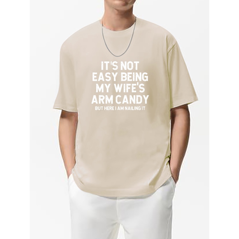 

Men's Plus Size "it's Not Easy Being My Wife's Arm Candy" Graphic Print T-shirt For Summer, Casual Trendy Short Sleeve Tees For Males, Men's Clothing