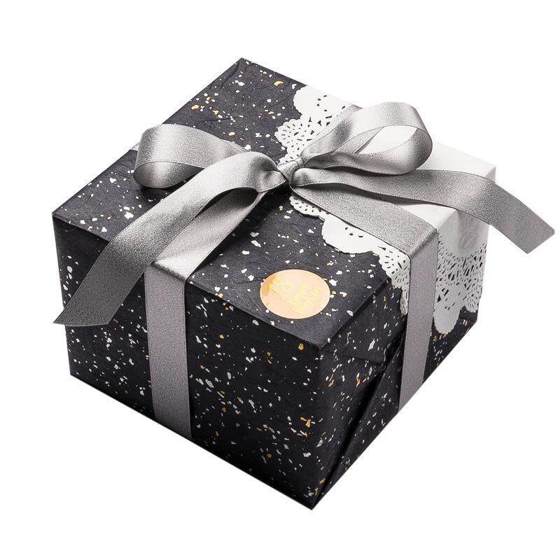 Wrapped Gift Boxes Black Paper Flowers Decorations Square Gift Tag Stock  Photo by ©karissaa 606508304