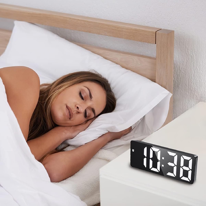 Sveglia digitale da 1 pezzo per camera da letto Orologi elettronici a LED  Luminosità regolabile Modello snooze Controllo vocale Sveglia con display