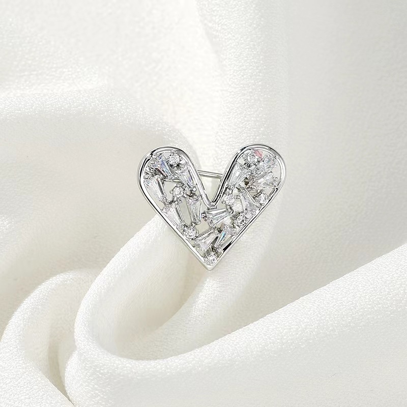 Spilla con charms per cardigan. Gioiello utile. Spilla romantica