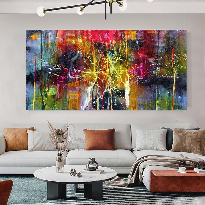 Sala de estar moderna con coloridos cuadros abstractos en la pared