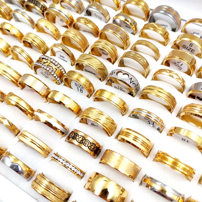 E-shop 10er-Set Moderne Edelstahlringe in Goldenfarben für Männer und Frauen, Gemischte Sortiment im Großhandel - Exquisites Ringe mit Charm als