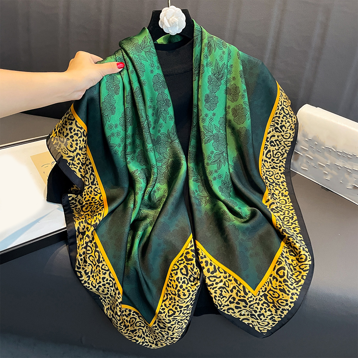 Bufanda Cálida De Lujo A La Moda Para Mujer Cuadrada Pequeña De Seda De  Imitación Simple Geométrica Multicolor - Joyería Y Accesorios - Temu Chile
