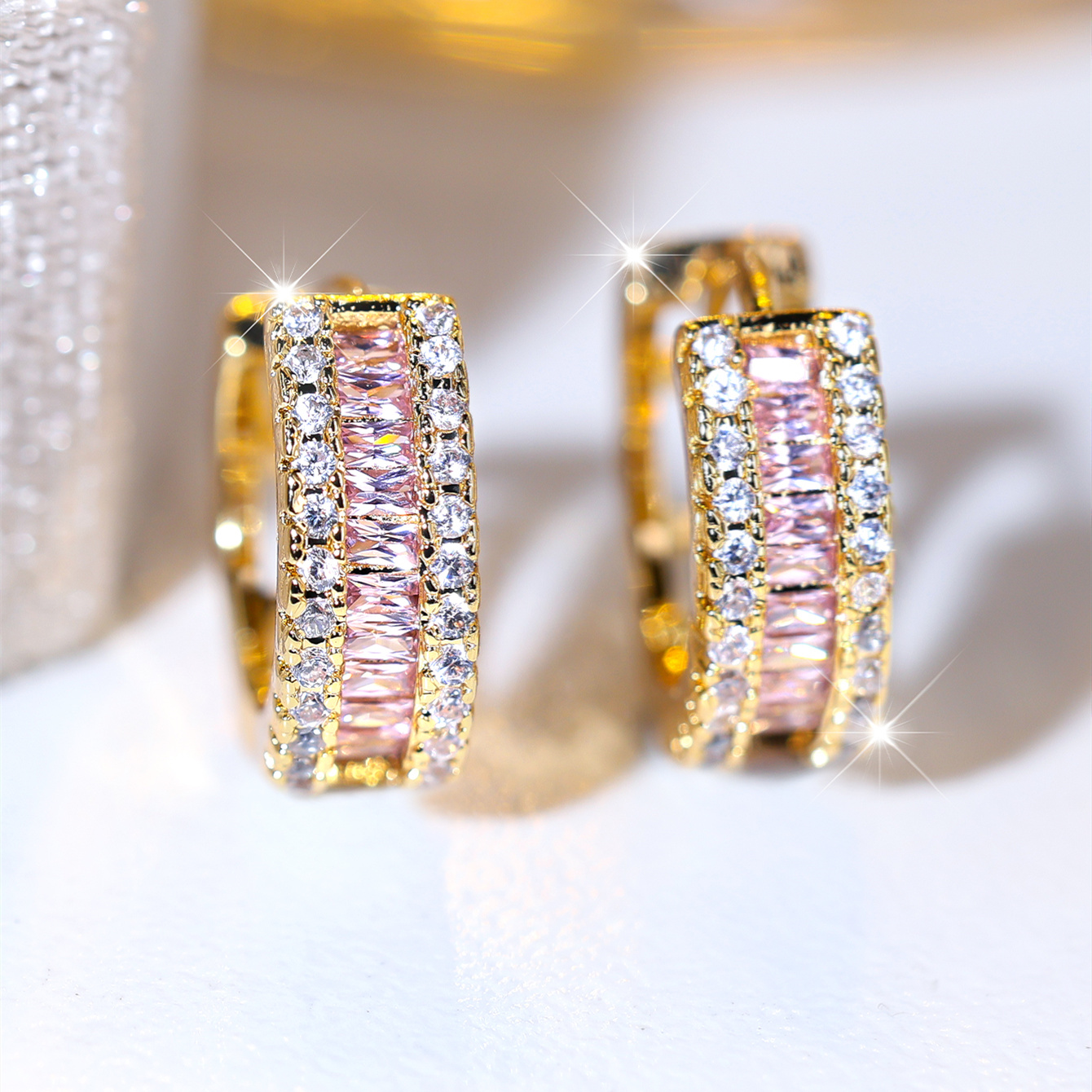 Image of 1 Pair Series Fashionable Individual 3-row Synthetic Zirconia Hollow Circle Ear Clips Niche Trendy Women's Wedding Banquet Sparkling Ear Cuffs Earrings Lightweight Luxurious Jewelry