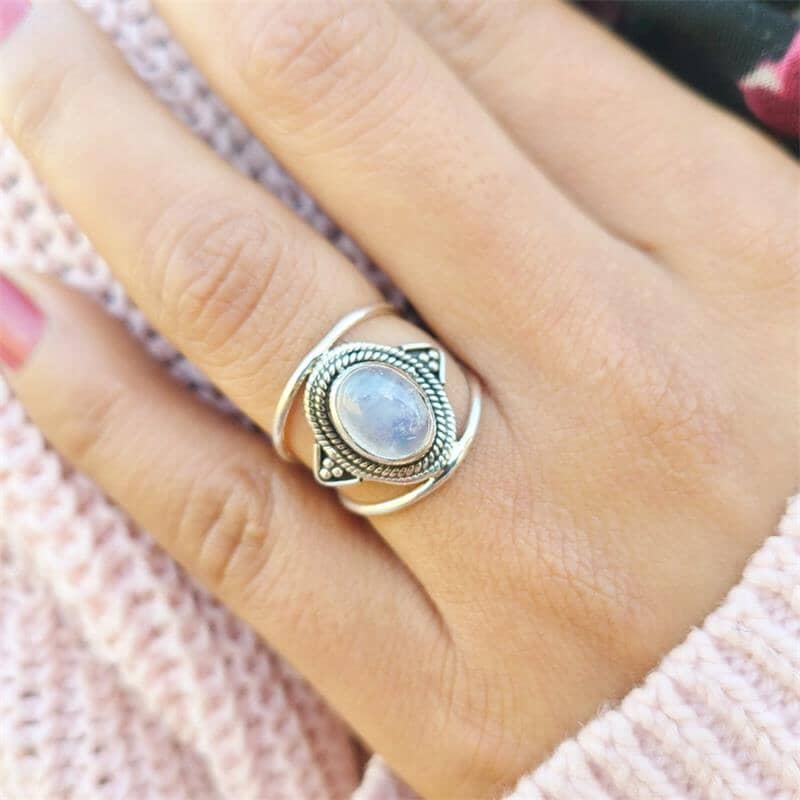 

Vintage Ring Inlaid Moonstone/ Black Agate Delicate Carving Craft Match Daily Outfits Evening Party Decor Perfect Gift For Family/ Friends