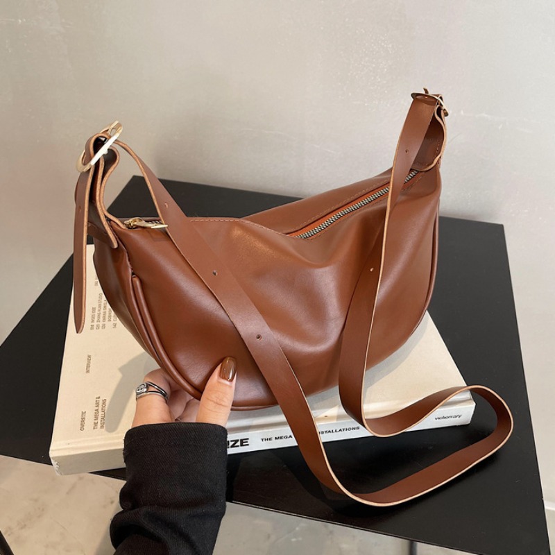 Large crossbody saddle outlet bag