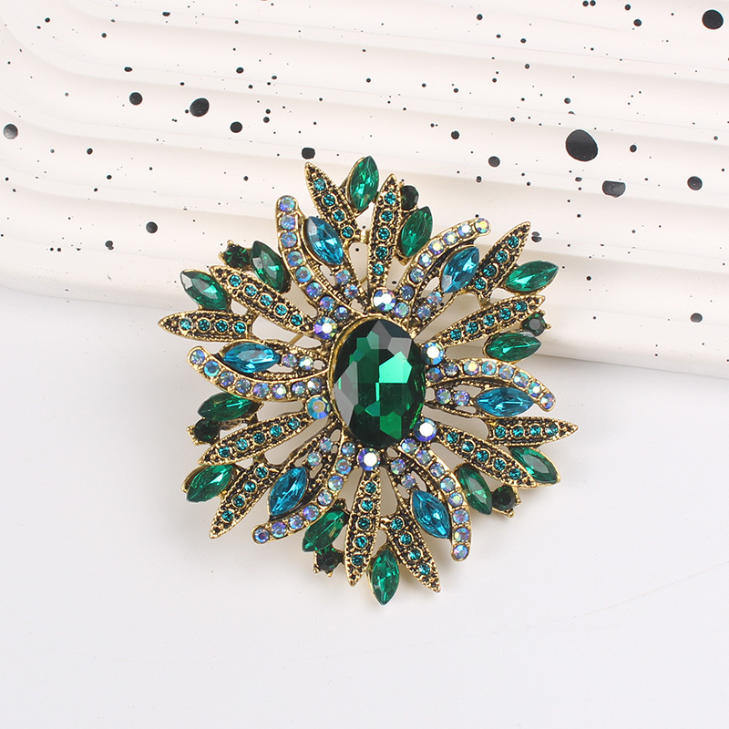 Image of 1pc Elegant Minimalist Crystal Rhinestone Flower Brooch Pin, Retro For Men, Party Banquet Accessory